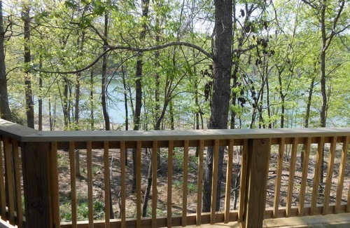 Edgemont House | Secluded lakefront estate sleeps 12 just steps from the water