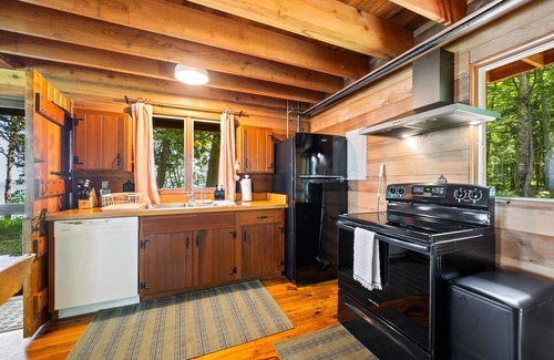 Gills Rock Cabin | Secluded, Lakeside Cottage on the Bluff