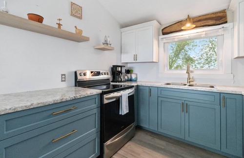 Lowbanks Cottage | Secluded Lakeview w/Hot Tub & Volleyball