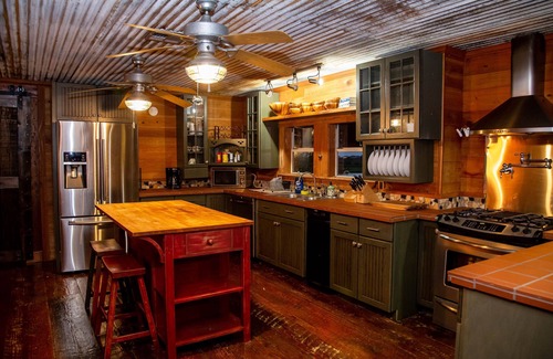 Creole Cabin | Secluded Lodge, Stocked Pond, Huge Ice Maker, Green Egg & Minutes From Launch