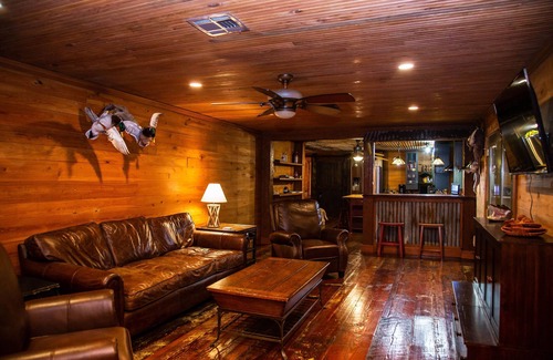 Creole Cabin | Secluded Lodge, Stocked Pond, Huge Ice Maker, Green Egg & Minutes From Launch