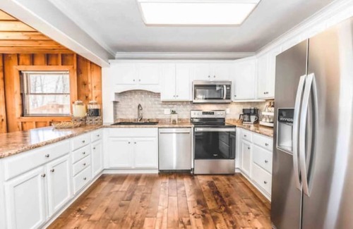 Bethelridge Cabin | Secluded Luxurious Cabin, Sleeps 16, Hot tub Sauna