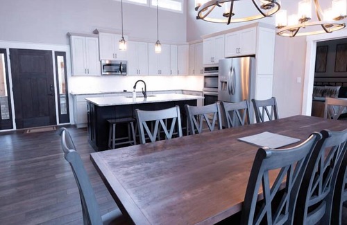 Nancy House | Secluded Luxury Lake House Getaway on 9 Private Acres!