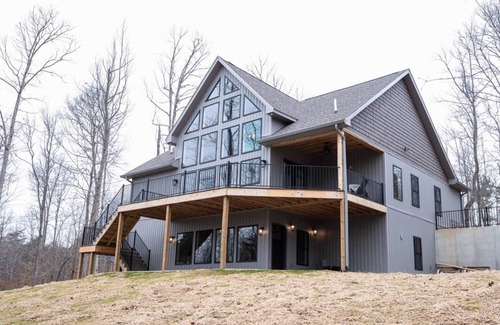 Nancy House | Secluded Luxury Lake House Getaway on 9 Private Acres!