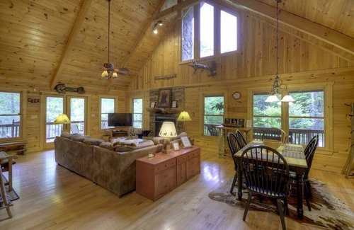 McCaysville Cabin | Secluded mountain home with firepit, views, and on the water!