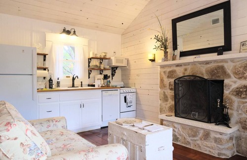 Canyon Lake Cottage | Secluded, Quiet 1B/1B Luxury Private Farm Stay