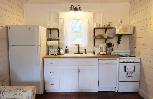 Canyon Lake Cottage | Secluded, Quiet 1B/1B Luxury Private Farm Stay