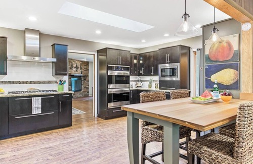Pullman House | Secluded Riverfront Getaway
