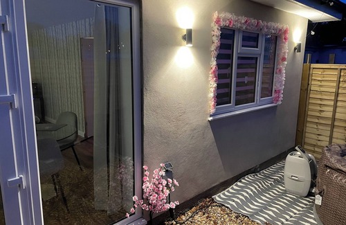 Ferndown Apartment | Secluded secret garden Adults only