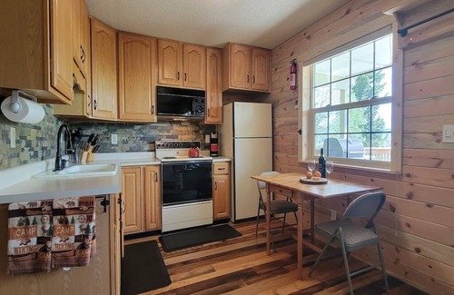 Michigan Hill Cabin | Secluded South Park Cabin - Amazing deck & views!