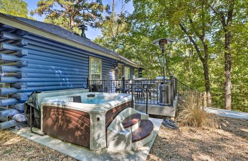 Kimberling City House | Secluded Table Rock LakeandBranson Cabin with Hot Tub!
