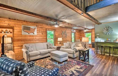 Kimberling City House | Secluded Table Rock LakeandBranson Cabin with Hot Tub!
