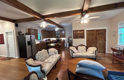 Highland Apartment | Secluded treehouse studio in vibrant Austin 5 miles to downtown or 3 miles to UT