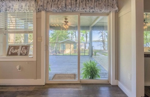 Larue Cabin | Secluded WATERFRONT CABIN with wifi, private dock with boat lift and courtyard