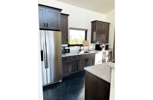 Montrose County House | Secluded Winiarski Cabin on Vineyard with Hot Tub