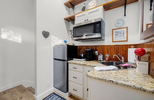 Gruene Apartment | Second Floor of River Haven Guest House w/Hot Tub by Gruene!
