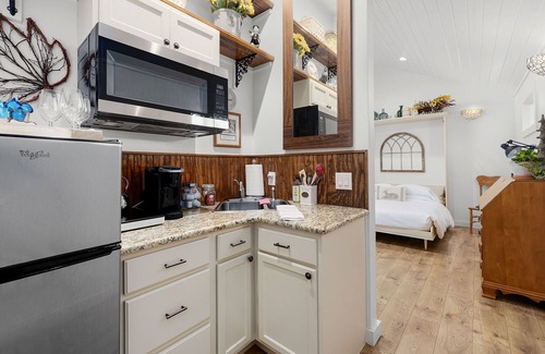 Gruene Apartment | Second Floor of River Haven Guest House w/Hot Tub by Gruene!
