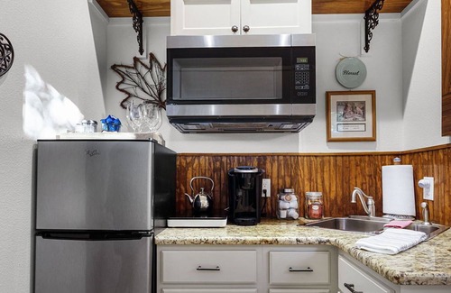 Gruene Apartment | Second Floor of River Haven Guest House w/Hot Tub by Gruene!