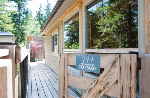 Halfmoon Bay Cottage | Secret Cove Waterfront Cottage with Hot Tub