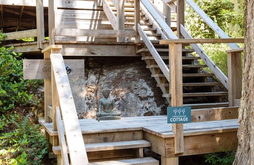 Halfmoon Bay Cottage | Secret Cove Waterfront Cottage with Hot Tub