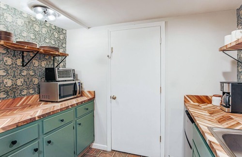 Staunton Apartment | Secret Garden: Pup Friendly & Walkable