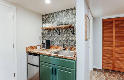 Staunton Apartment | Secret Garden: Pup Friendly & Walkable