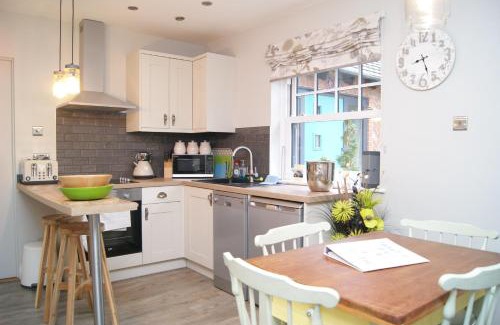 West Mersea House | Secret Mersea Retreat - a stroll from the anchorage!