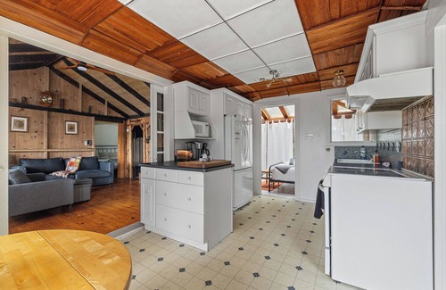 Val-des-Monts Cottage | Seductive cottage with spa