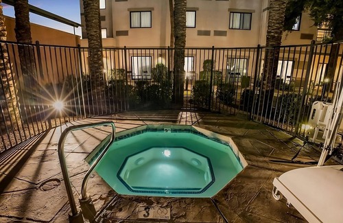 Chandler Apartment | See the Arizona Diamondbacks MLB! Convenient Room w/Balcony, Outdoor Pool!