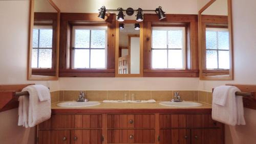 Alert Bay Hotel | Seine Boat Inn