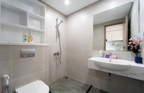 District 9 Apartment | Selena