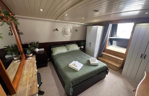 Runnymede Boat Rental | Selene Unique Luxury Houseboat Experience