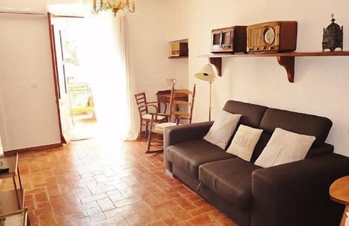 Avinyonet de Puigventos Cottage | Self catering Can Barraca for 5 people