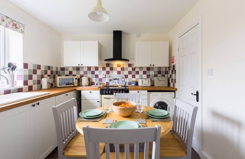 Frampton on Severn Cottage | Self catering modern bungalow with private enclosed garden