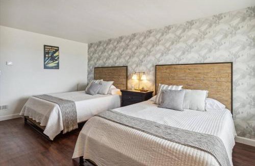 Petoskey House | Self Check-In Lake views Workspace 2 Queen Beds