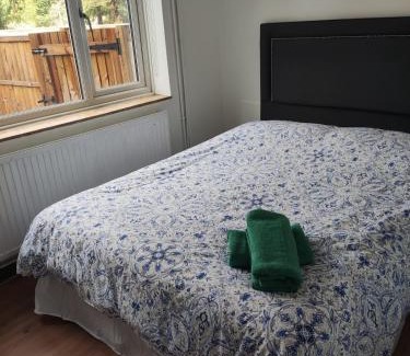 Shinfield Apartment | Self checkin 1 bedroom unit for max 3 Guests J11 M4 RG2 Private Entrance Onsite Parking Private Garden