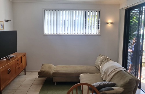 Wynnum Apartment | Self contained bayside unit close to waterfront, markets and Wynnum & Manly CBD