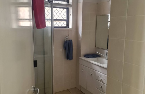 Wynnum Apartment | Self contained bayside unit close to waterfront, markets and Wynnum & Manly CBD