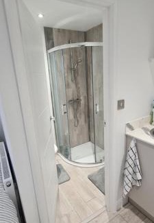 Saltdean House | Self contained room with ensuite and kitchenette and wifi
