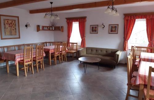 Police nad Metuji House | Selský dvůr 2