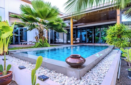 Choeng Thale Villa | Semi 4BR Layan Cove - In/Outdoor Living w/Pool & Sauna, 10 Min to Layan