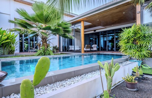 Choeng Thale Villa | Semi 4BR Layan Cove - In/Outdoor Living w/Pool & Sauna, 10 Min to Layan