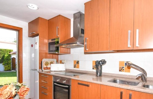 Comarruga House | Semi-detached house with barbecue and communal area with swimming pool, 500m from the beach.