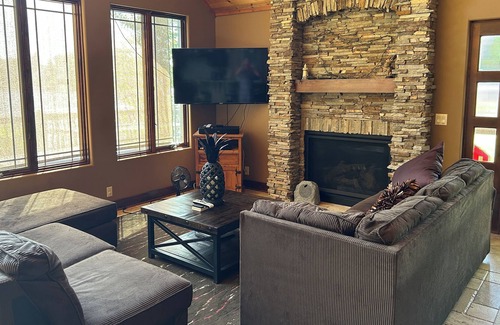 East Rock Bluff House | Semi-Long-term Lake Home Rental