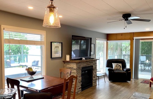 Blind Bay House | Semi-waterfront Lake House