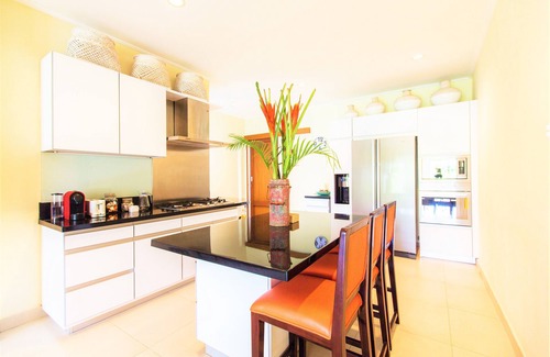 Seminyak Villa | Seminyak Mixed Modern and Traditional Villa with Turquoise Pool