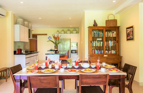Seminyak Villa | Seminyak Mixed Modern and Traditional Villa with Turquoise Pool