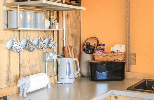 Totnes Cottage | SEMIRA TENT LODGE, pet friendly, with a garden in Blackawton