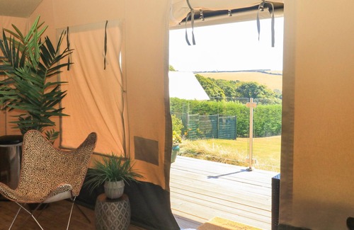 Totnes Cottage | SEMIRA TENT LODGE, pet friendly, with a garden in Blackawton