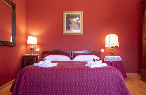 Capestrano Villa | Senator House - The Red Room